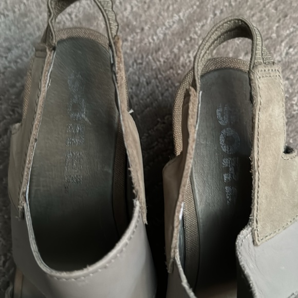 Super comfortable Sorel khaki wedges. Size 6.5 - Picture 3 of 5